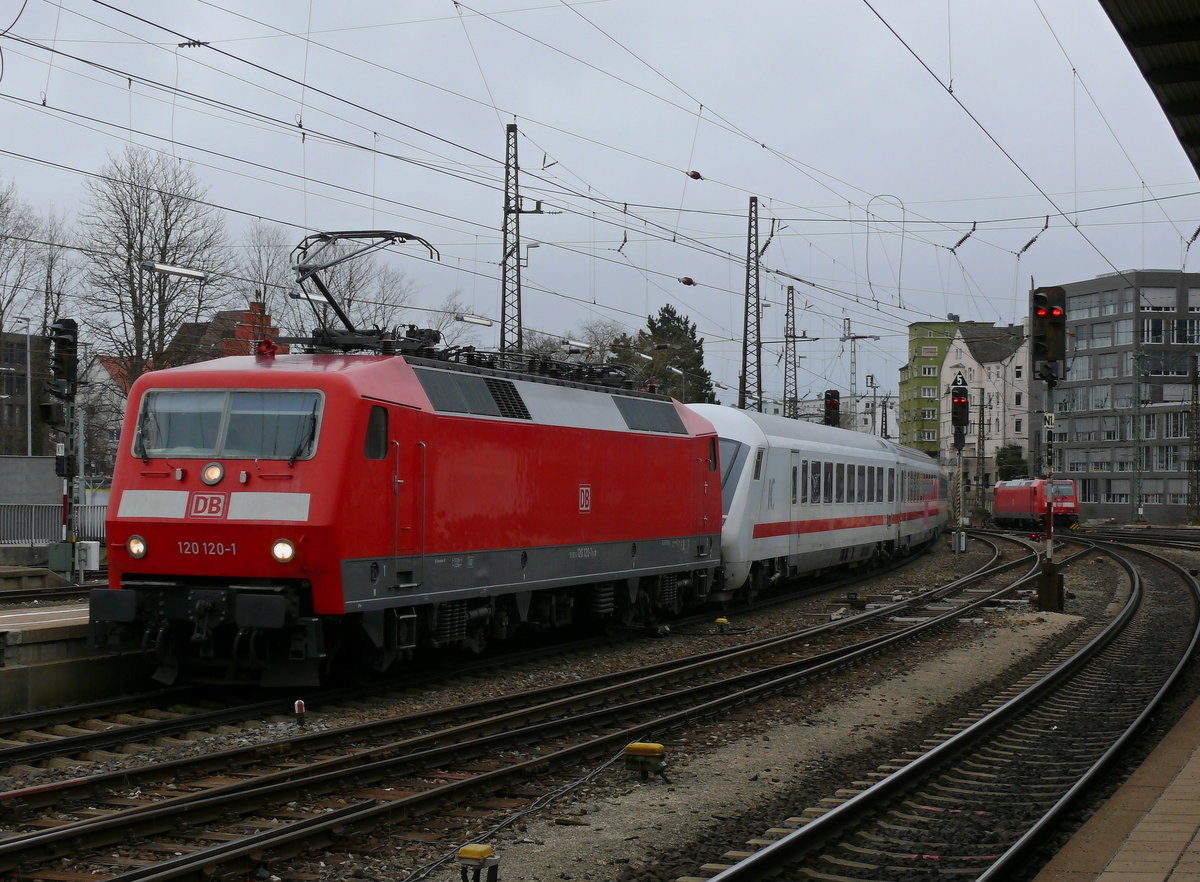120 120 und 120 132 fuhren im Sandwich als IC 2266 am 2.3.20 um 14:04 Uhr in den Ulmer Hbf aus München kommend ein. Kurz darauf fuhren sie weiter gen Karlsruhe.