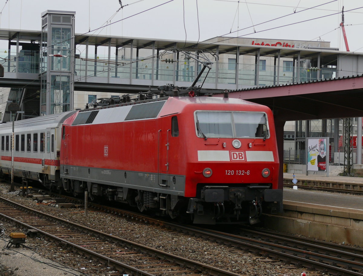 120 120 und 120 132 fuhren im Sandwich als IC 2266 um 14:04 Uhr in den Ulmer Hbf aus München kommend ein. Kurz darauf fuhren sie weiter gen Karlsruhe.