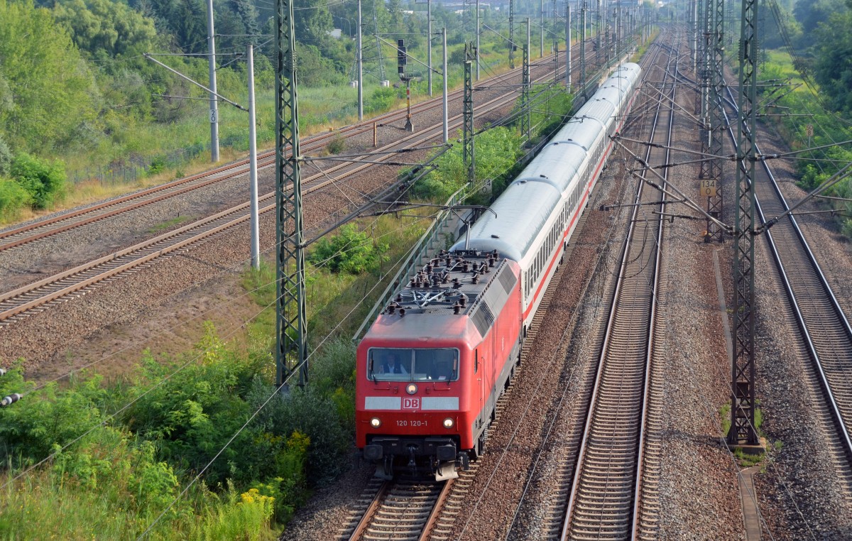 120 120 fuhr am 05.08.13 mit einem Ersatzzug am Haken durch Holzwei�ig Richtung Halle(S).