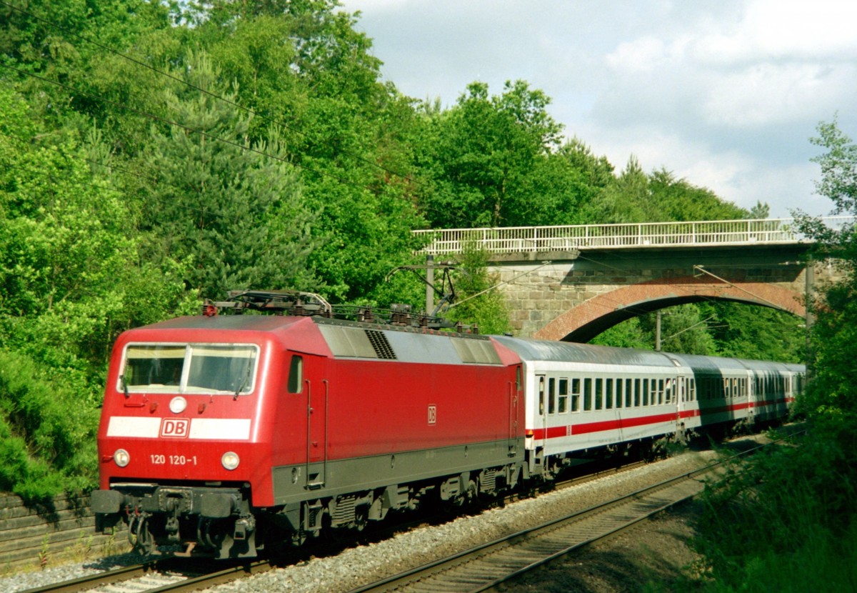 120 120 mit IC 2405 (Hamburg–Kln–Frankfurt) am 14.06.2004 zwischen Jesteburg und Buchholz (Nordheide)