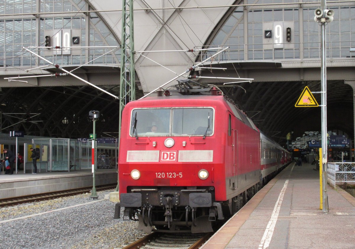 120 123-5 steht am 28.Mrz 2016 mit dem IC 2384 nach Berlin Gesundbrunnen im Leipziger Hbf.