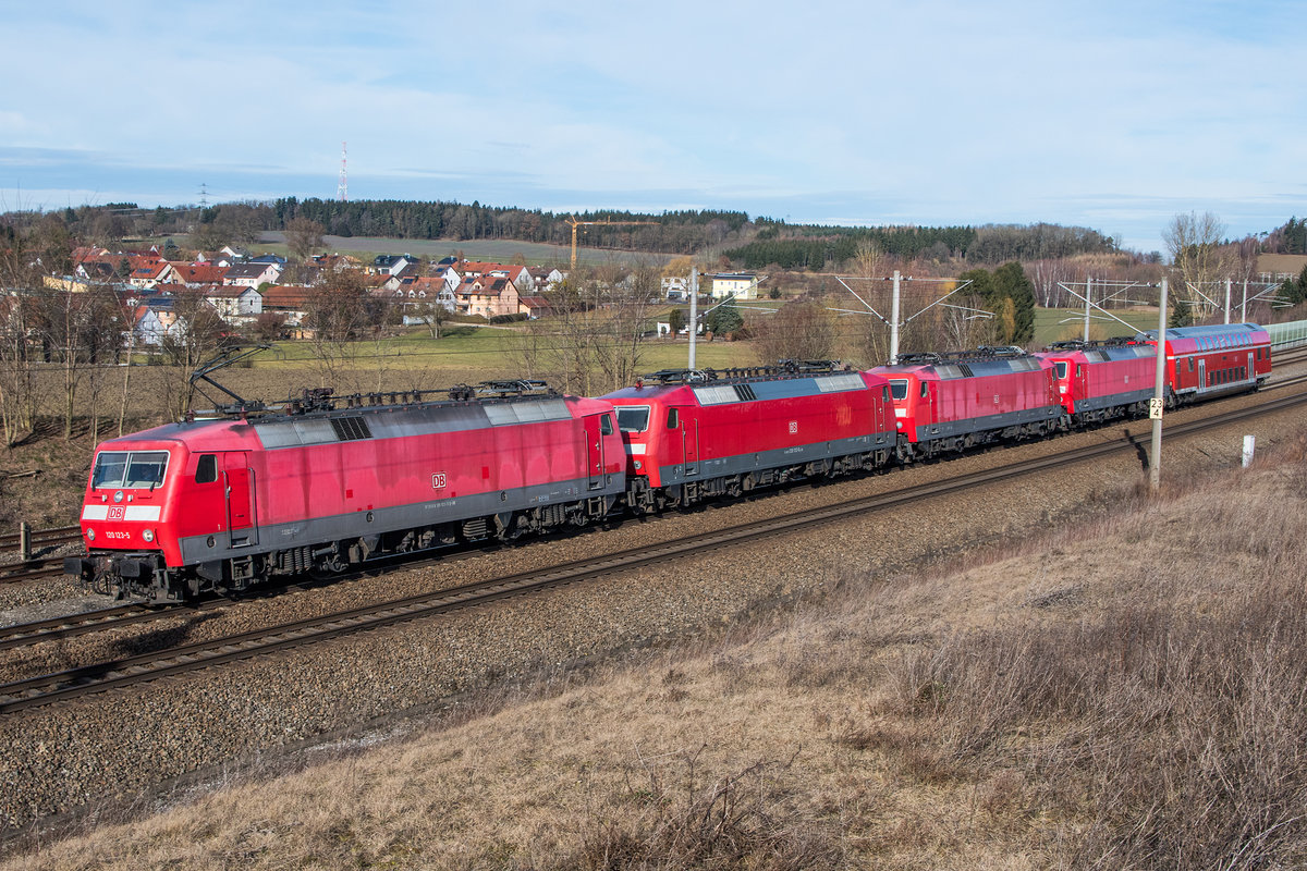 120 123 und drei weitere 120 sowie einem Dosto wagen am 01.02.2020 bei Hebertshausen 