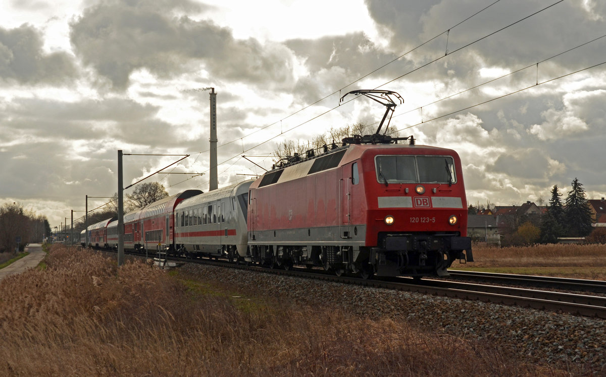 120 123 führte am 04.02.20 den PbZ 2466 von Leipzig nach Berlin durch Jeßnitz Richtung Dessau.