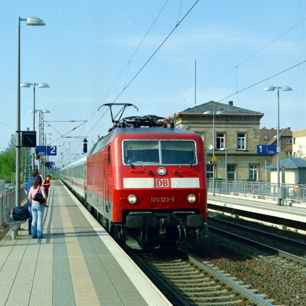120 123 mit IC 1893 (Berlin Sdkreuz–Saarbrcken Hbf) am 13.04.2007 in Heppenheim (Bergstrae)