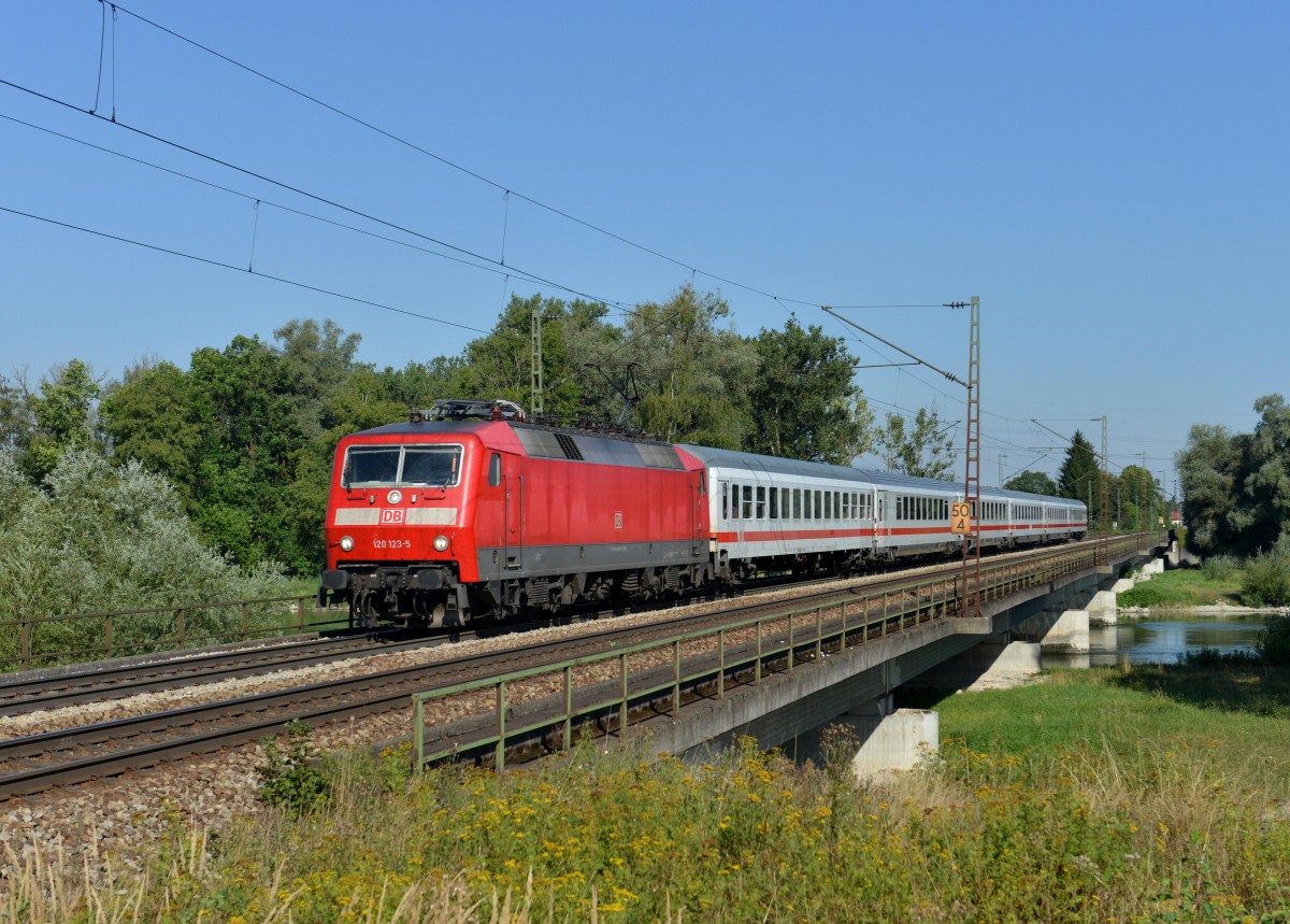 120 123 mit der Wagen-berfhrung nach Passau fr den IC 1986 „Rottaler Land“ am 17.08.2013 auf der Isarbrcke bei Plattling.