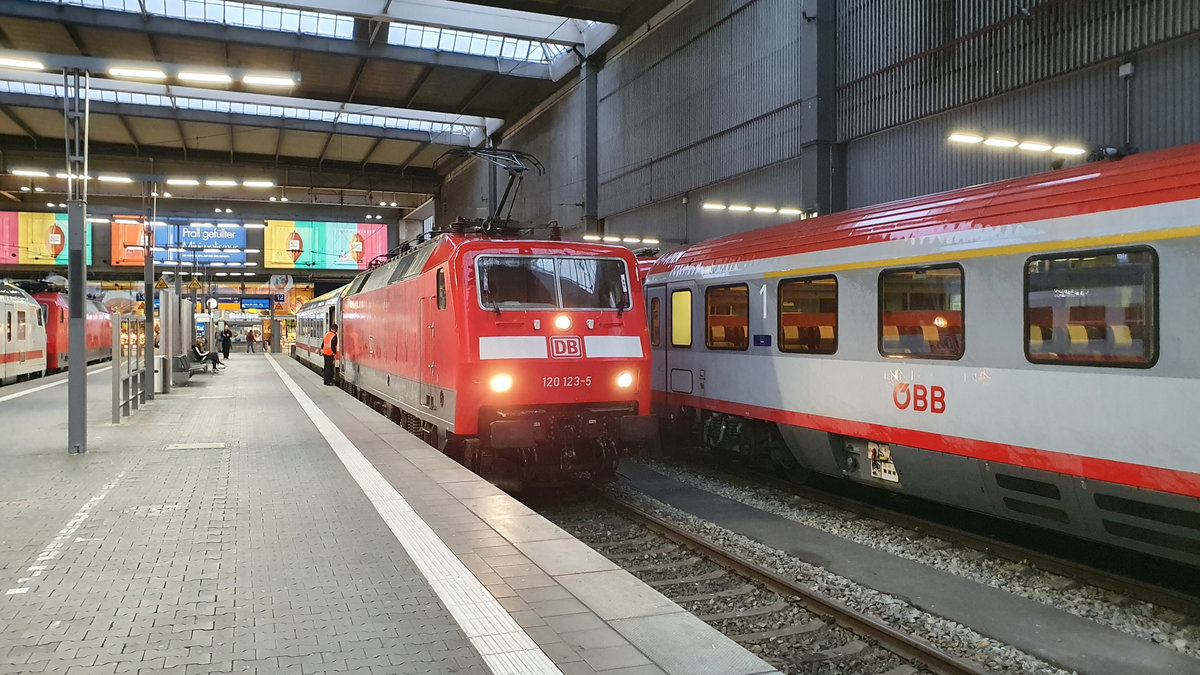 120 123 wird zum Abschleppen an den wohl schadhaften IC-Steuerwagen, der eigentlich am IC 1299 als Wagen 5 hätte sein sollen, angekoppelt.
Es handelte sich dabei um Bpmmbdzf 618080-91157-0 mit Zulassung für D/A/CH/H/CZ. 

Rechts daneben der kurz vorher eingefahrene EC 86 aus Innsbruck, links der aus Stuttgart kommende IC 2161 (abweichend auf Gleis 13) mit 120 104 ziehend.

München, der 17. Juni 2020