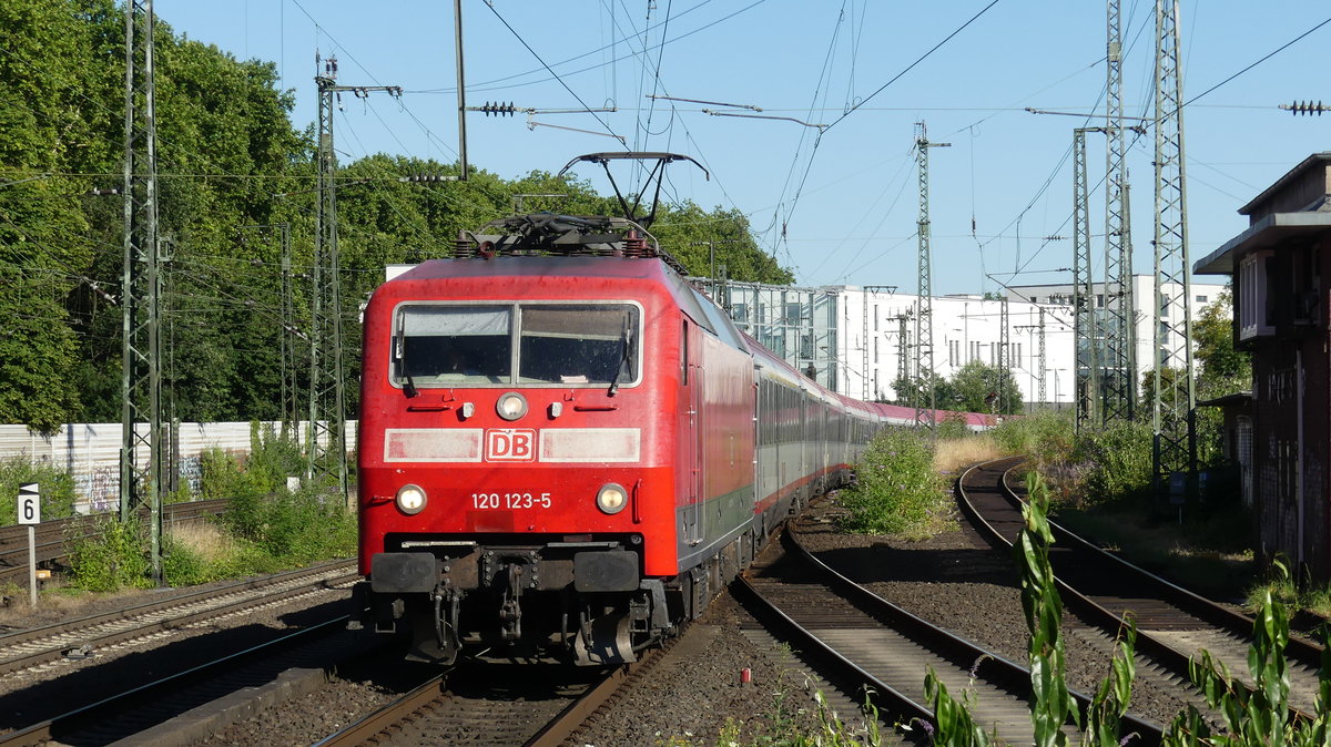 120 123 zieht den IC118 Innsbruck - Münster durch Köln Süd. Aufgenommen am 2.7.2018 18:46