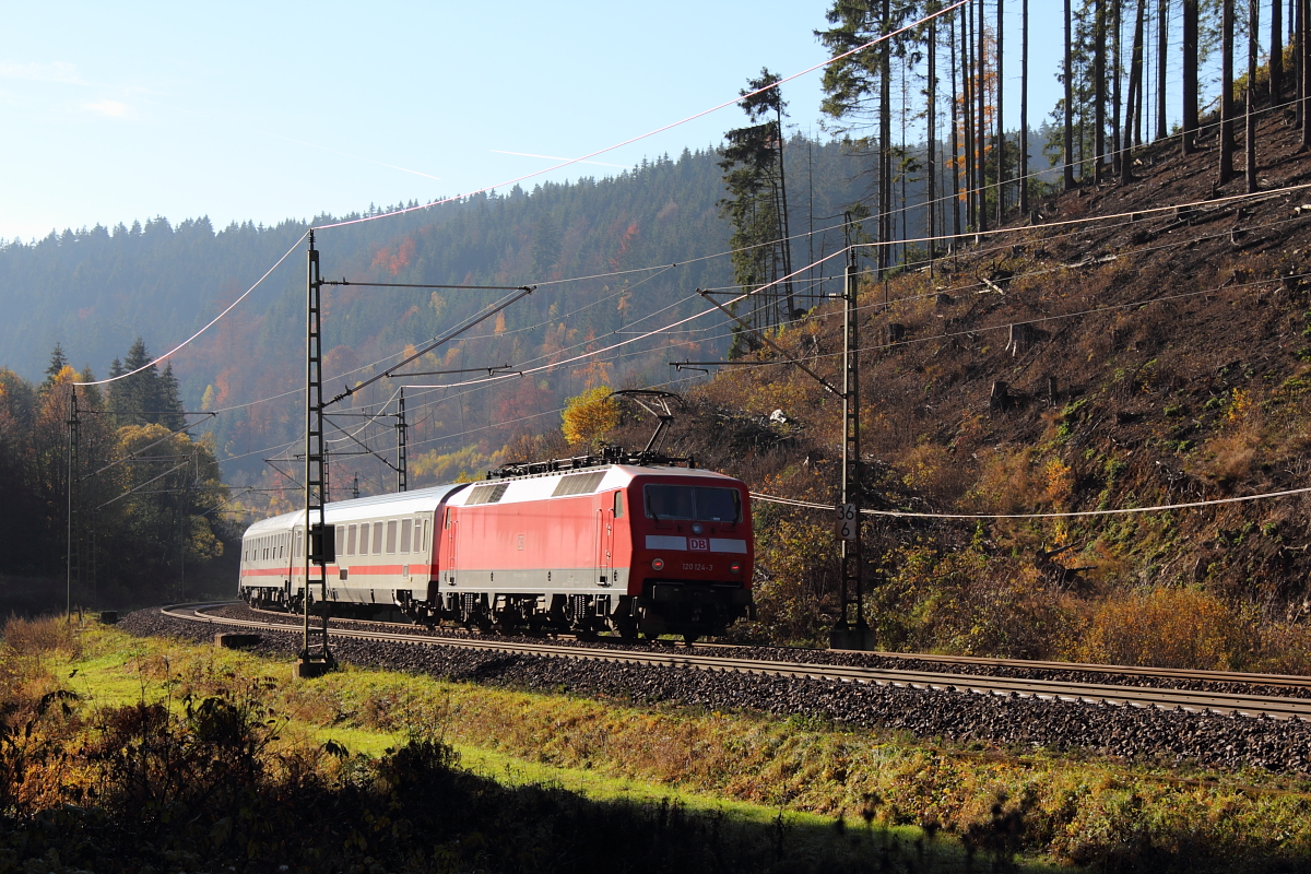 120 124-3 DB auf der Frankenwaldrampe bei Förtschendorf am 03.11.2015.