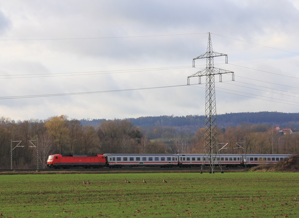 120 124-3 DB bei Gruben am 21.11.2015.