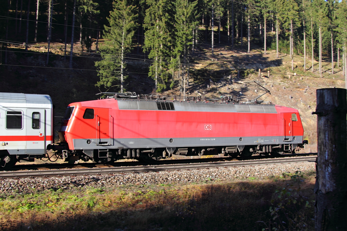120 124-3 DB bei Steinbach im Frankenwald am 03.11.2015.