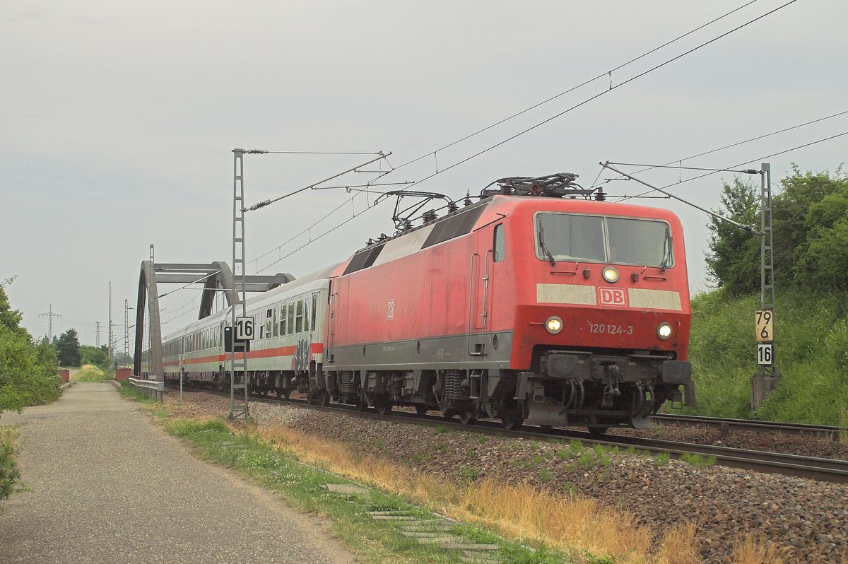 120 124-3 mit dem Abend IC-Zug nach Saarbrücken kürzlich vor ihrem Halt in Neustadt (Weinstraβe) Hbf. 12 Juni 2015.