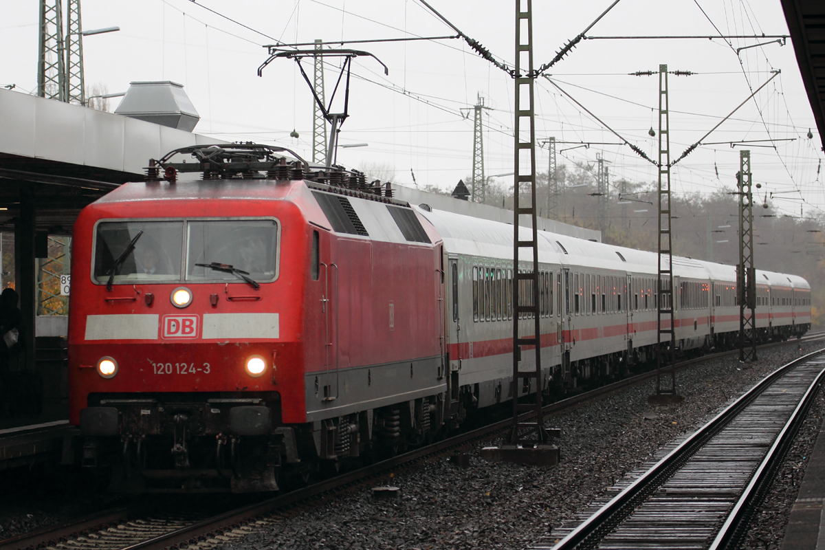 120 124-3 mit IC bei der Einfahrt in Gelsenkirchen 24.11.2013