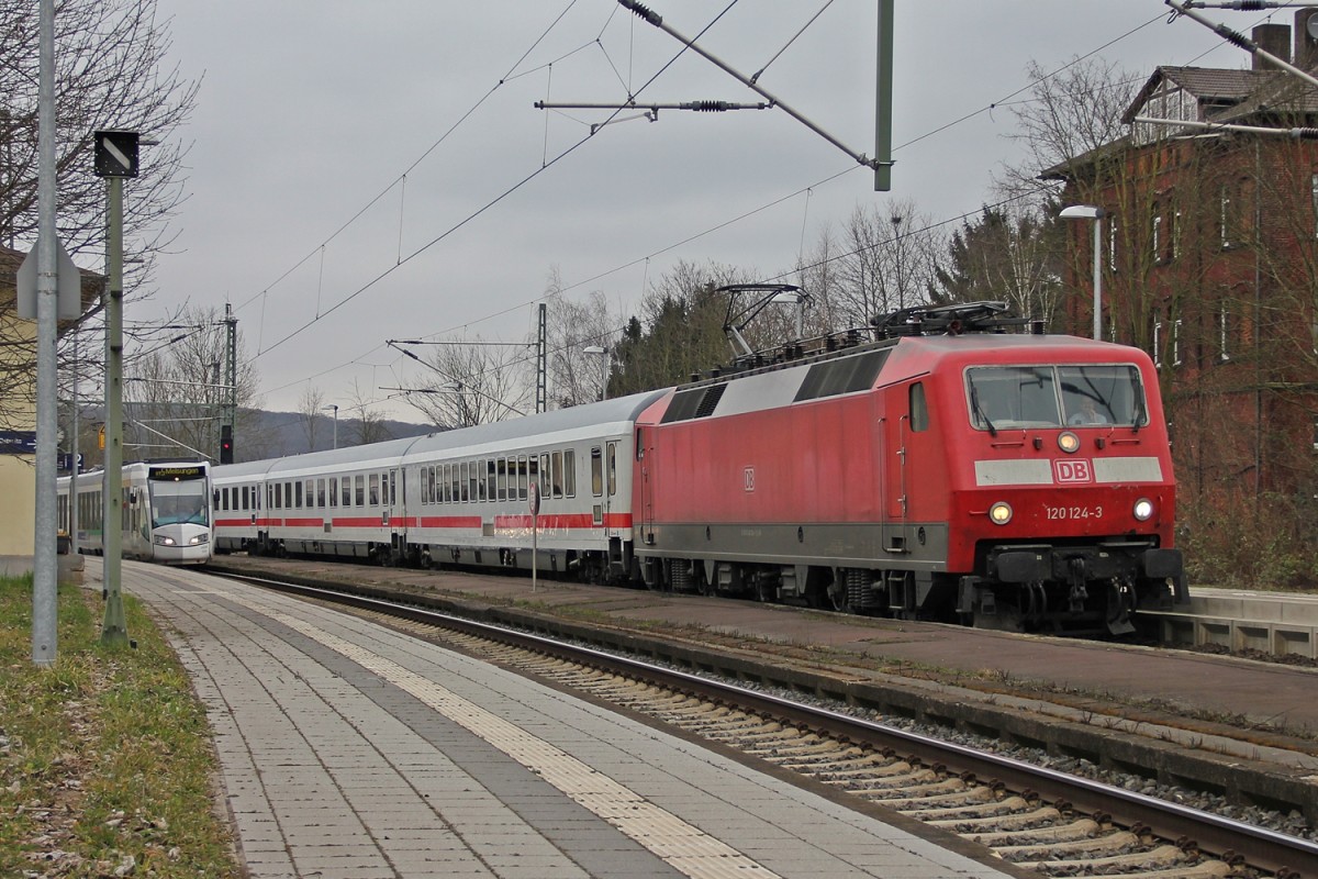 120 124-3 unterwegs als Ersatzzug IC 2907 für den ausgefallenen ICE 1745. Hier bei der Überholung einer Regio Tram nach Melsungen (RT5) in Baunatal Guntershausen. 26.03.2015