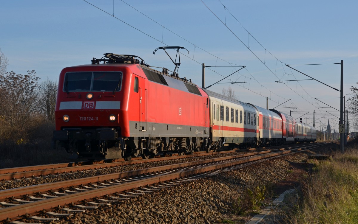 120 124 oblag am 03.12.15 die Bespannung des PbZ 2466 von Leipzig nach Berlin. Hier passiert sie mit ihrem aus 6 Wagen gebildeten Zug Greppin Richtung Dessau.