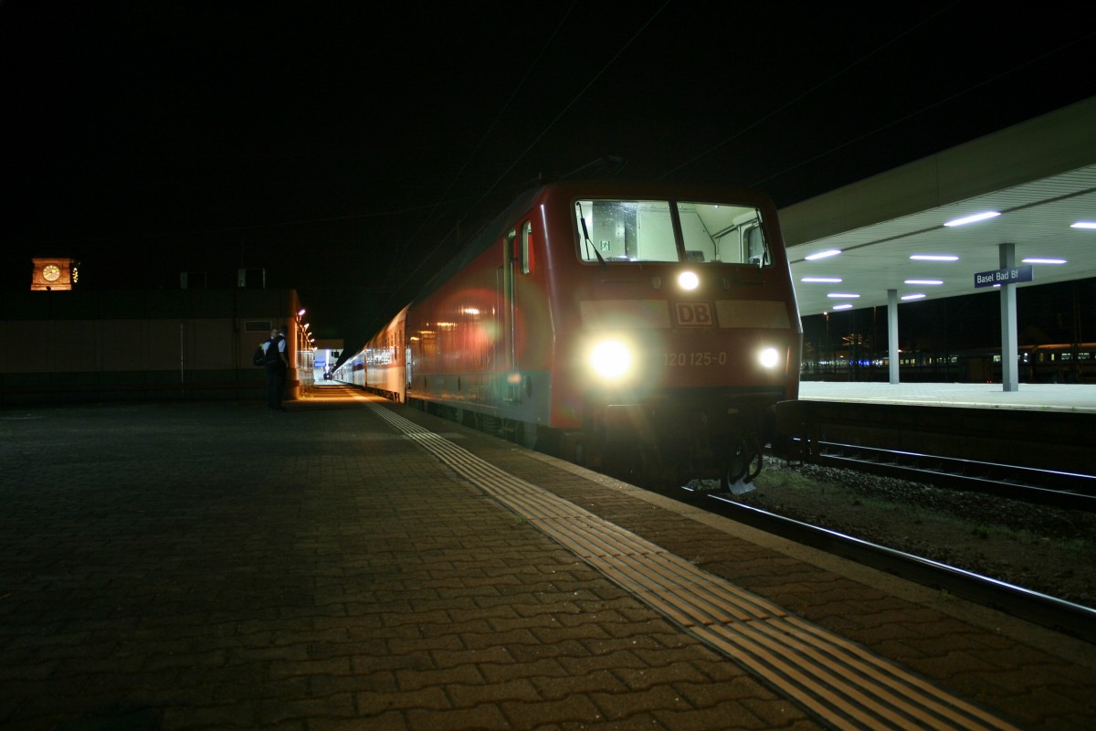 120 125-0 mit dem Az 13371 von Hamburg-Altona nach Alessandria am frhen Morgen des 21.06.14 beim Personalwechsel in Basel Bad. Bf.