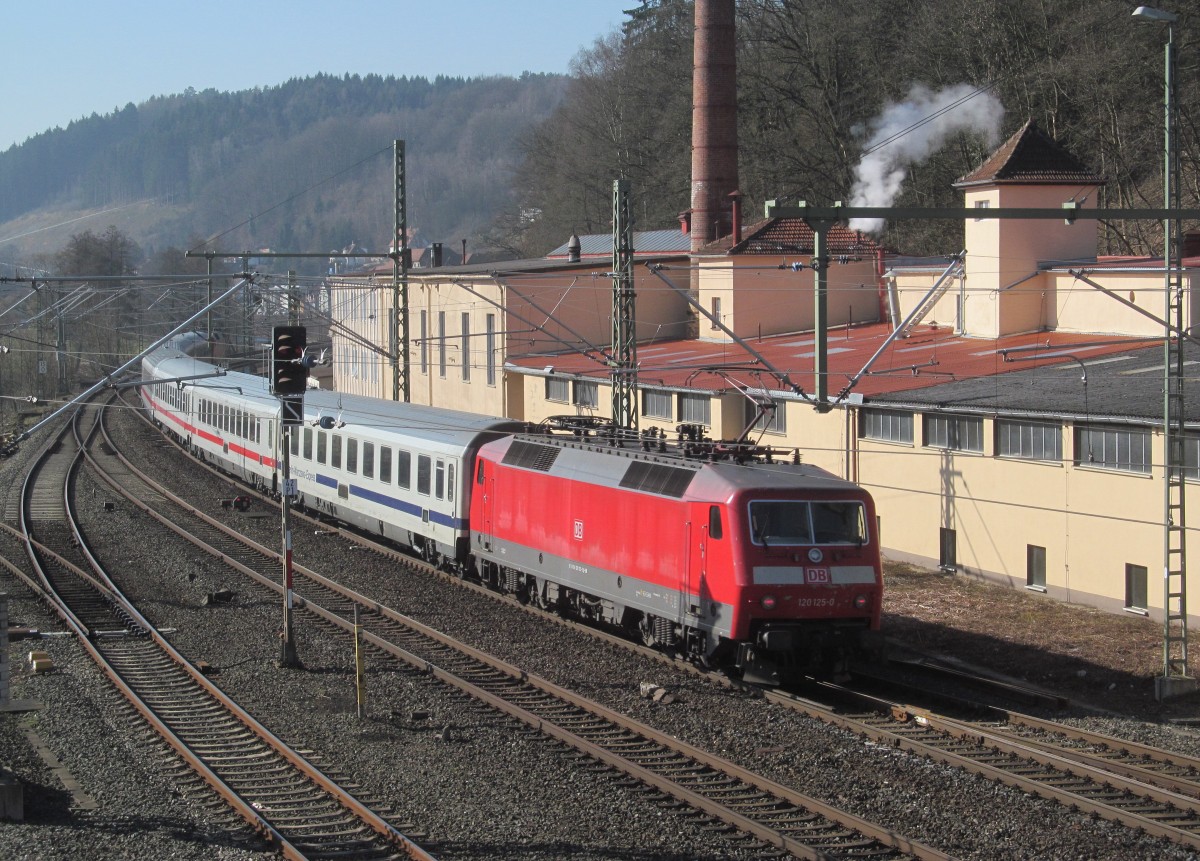 120 125-0 schiebt am 10. März 2014 den IC 2909 durch Kronach in Richtung Lichtenfels. Den Zug zog 120 154-0.