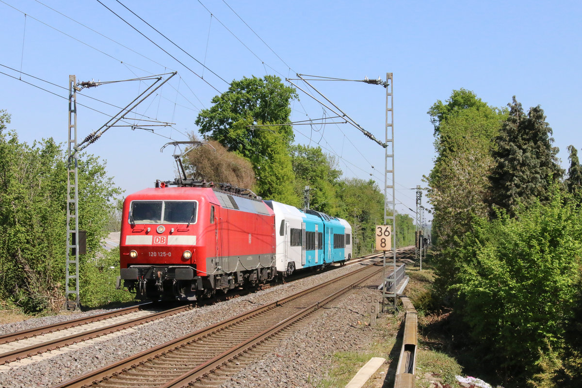 120 125 der DB Systemtechnik GmbH war am 22. April 2020 mit dem ST 94125, bestehend aus einem GTW Wink (95 84 5051 101-7) der Arriva, von Minden (Westf.) nach Aachen-Rothe Erde unterwegs, hier kurz vor dem Haltepunkt Brachelen.