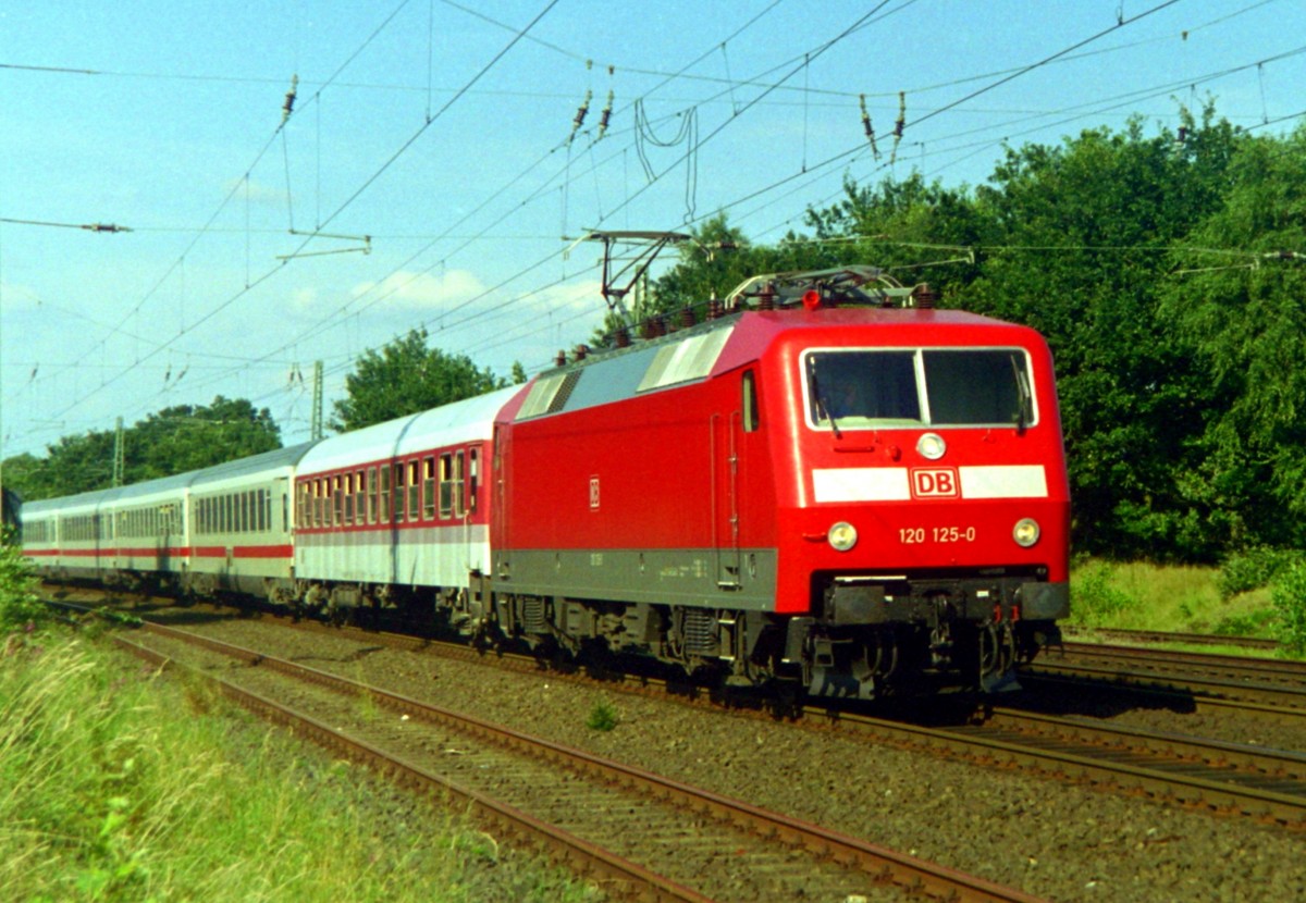 120 125 mit IC 603  Johann Adolf Hasse  (Hamburg–Kln) am 16.08.2002 in Klecken