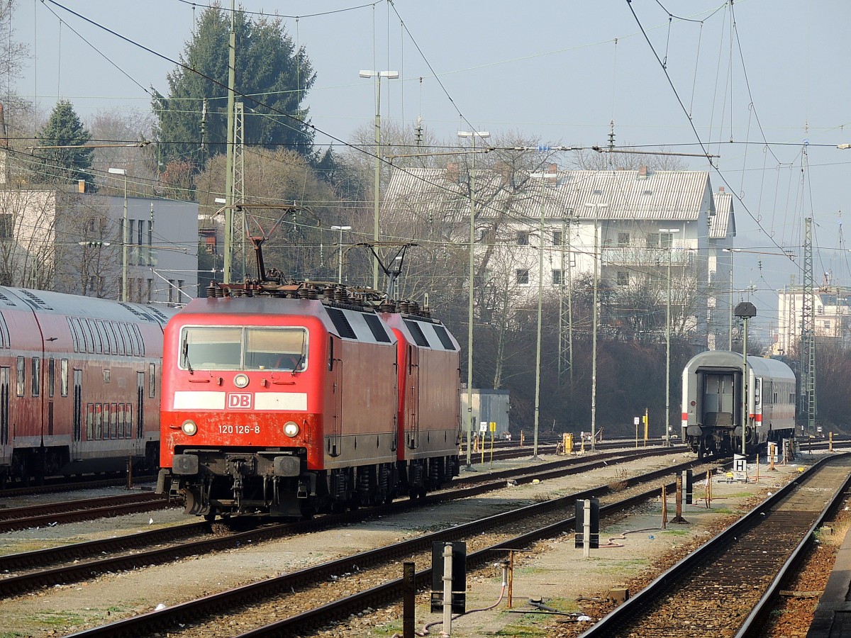 120 126-8 und 120 101-1 rüsten sich in Passau-Hbf., für den im Hintergrund bereitgestellten, Wagensatz zum IC1986 Rottaler-Land ; 140308