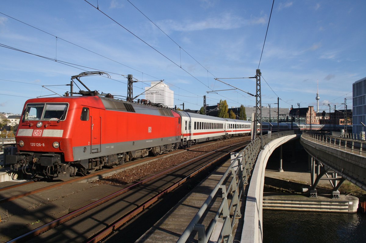 120 126-8 und 120 143-3 (Zugende) erreichen am 30.10.2016 mit dem IC2905 von Berlin Ostbahnhof nach Frankfurt(Main) Hauptbahnhof den Berliner Hauptbahnhof.