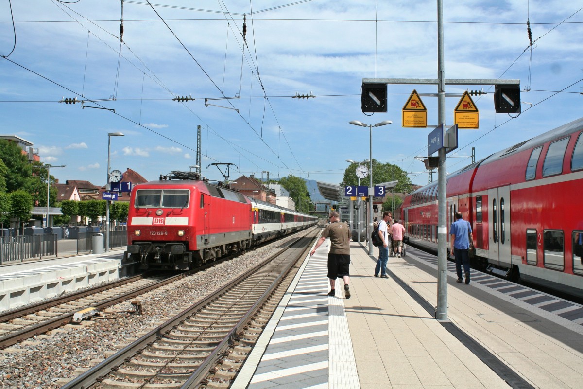 120 126-8 mit dem EC 6 von Zrich HB nach Hamburg-Altona am Nachmittag des heien 07.06.14 in Emmendingen.