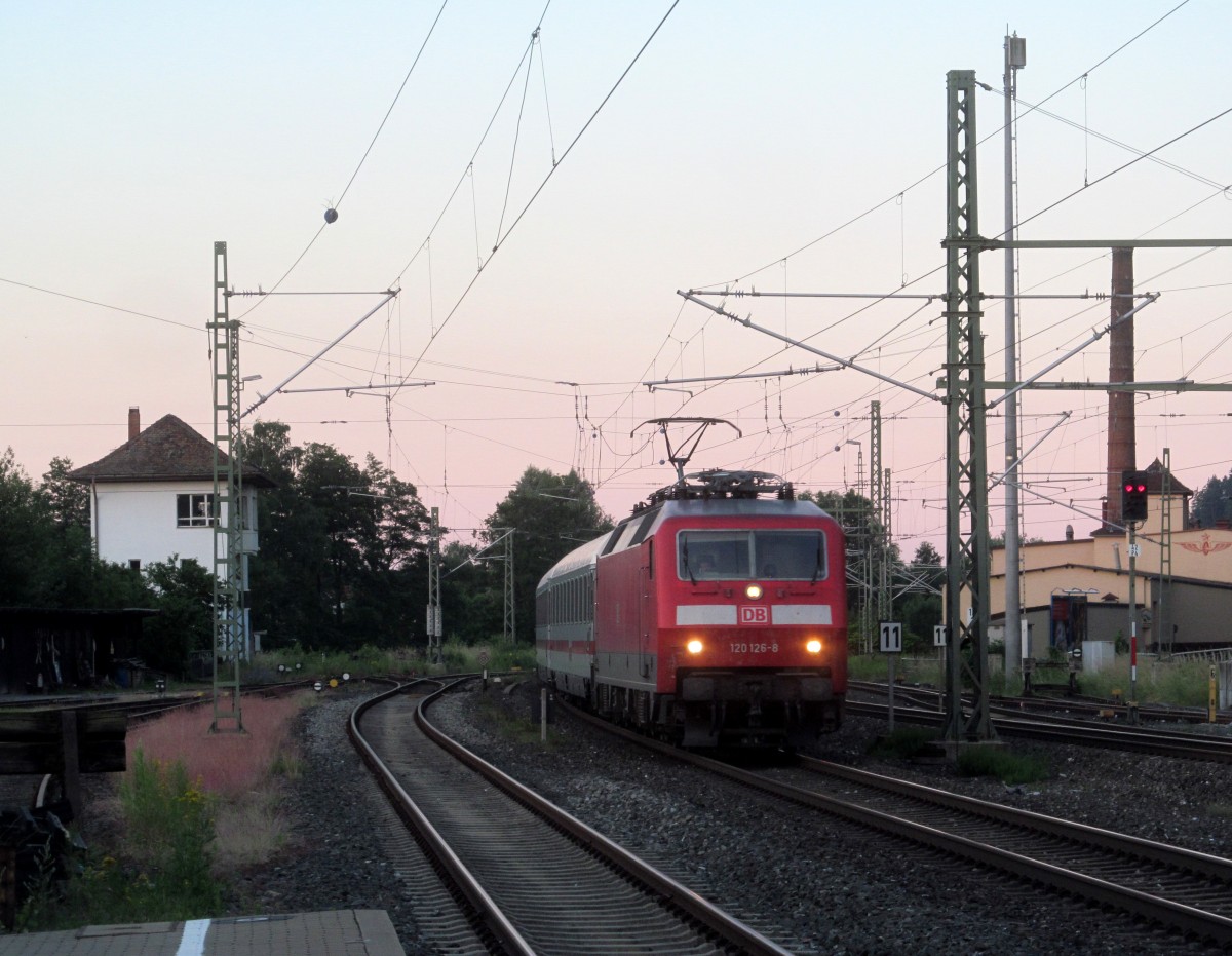 120 126-8 zieht am 16. Juni 2014 den IC 2302 (Nürnberg Hbf - Berlin Gesundbrunnen) durch Kronach in Richtung Saalfeld.