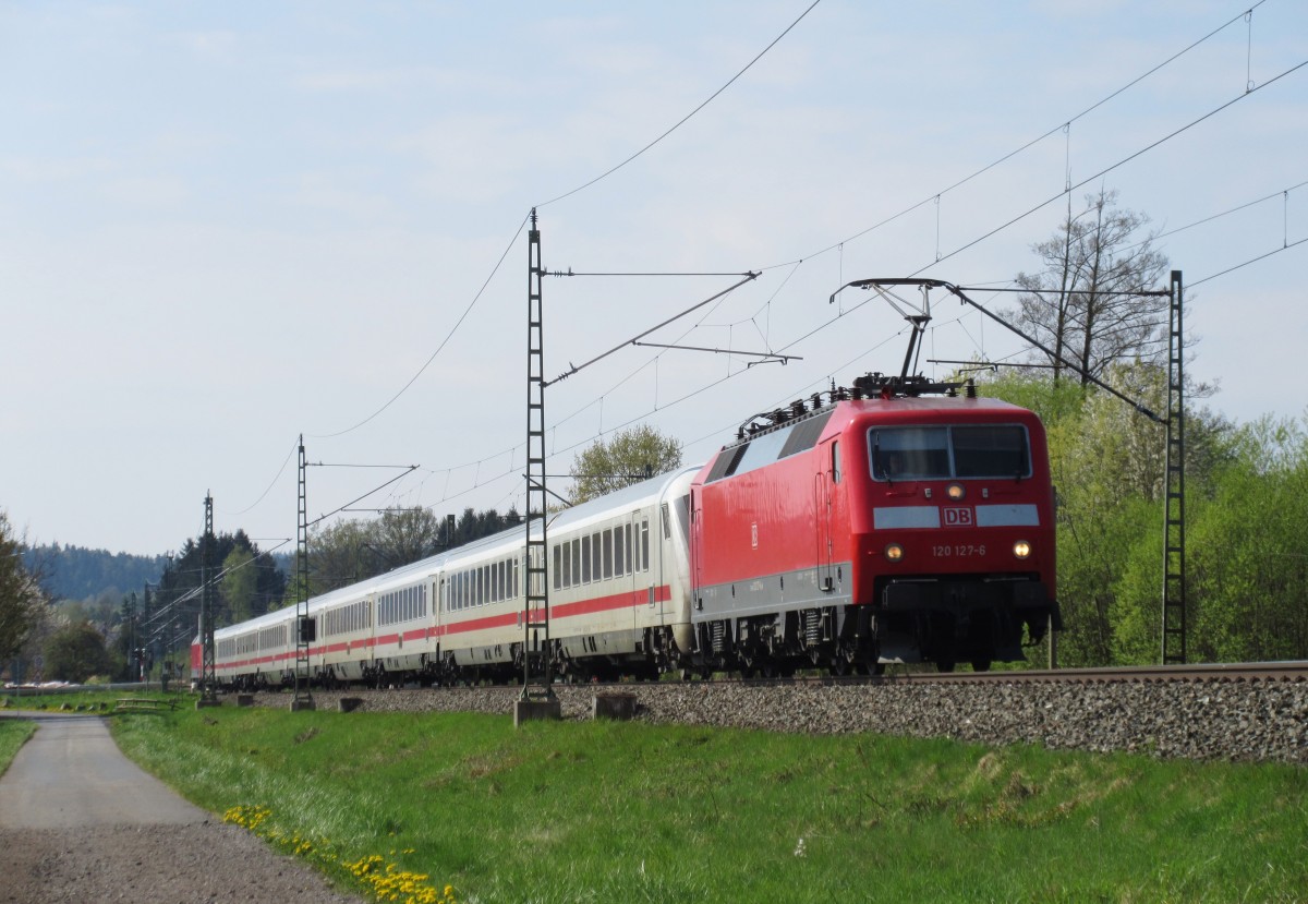 120 127-6 ist am 02.Mai 2015 mit dem IC 2300 nach Berlin bei Neukenroth in Richtung Saalfeld unterwegs. Am Schluss schob 120 103-7.