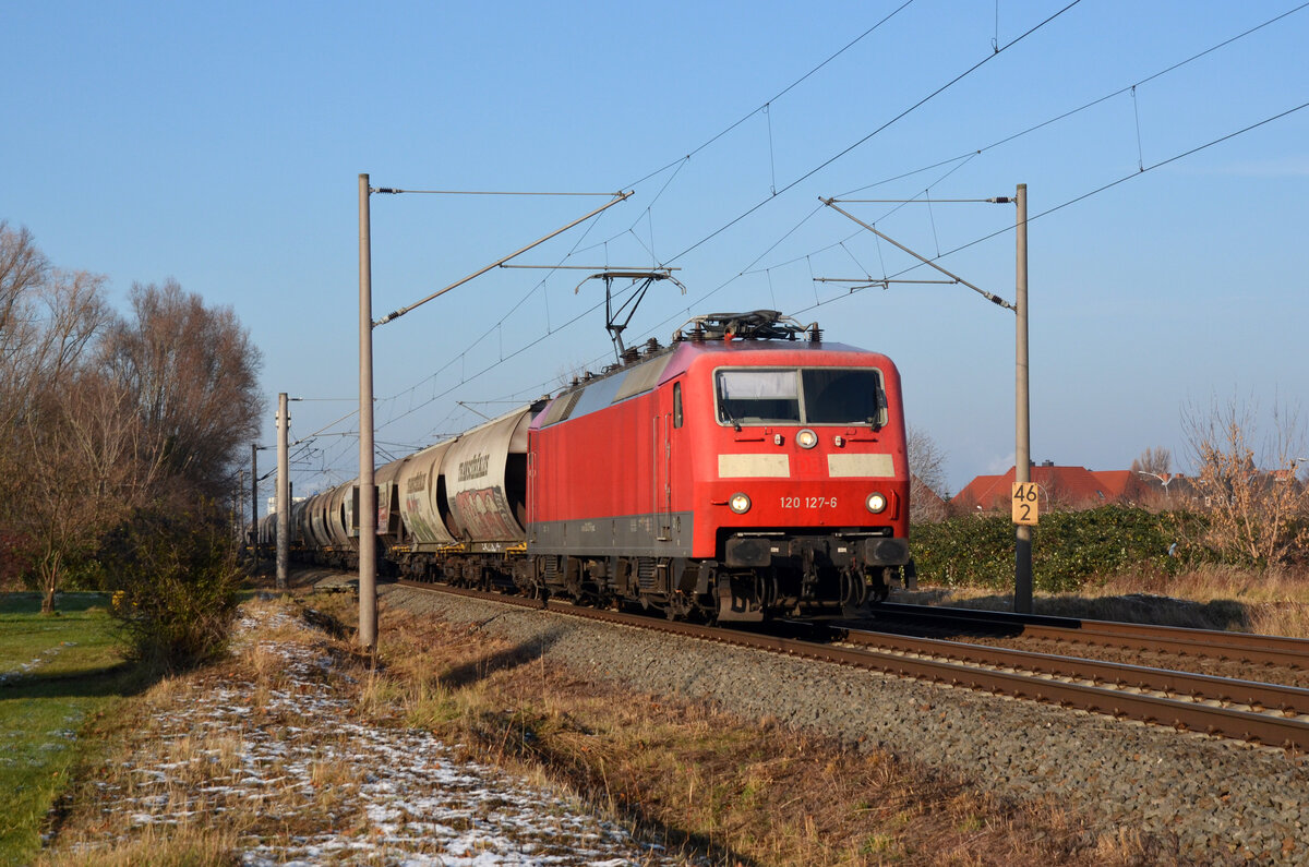 120 127 der Bahnlogistik24 führte am 07.12.21 einen Transcereal-Zug durch Greppin Richtung Bitterfeld.