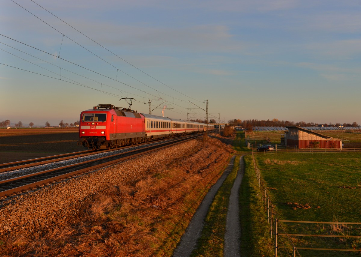 120 127 mit einem Flütchtlings-IC am 11.11.2015 bei Stephansposching. 