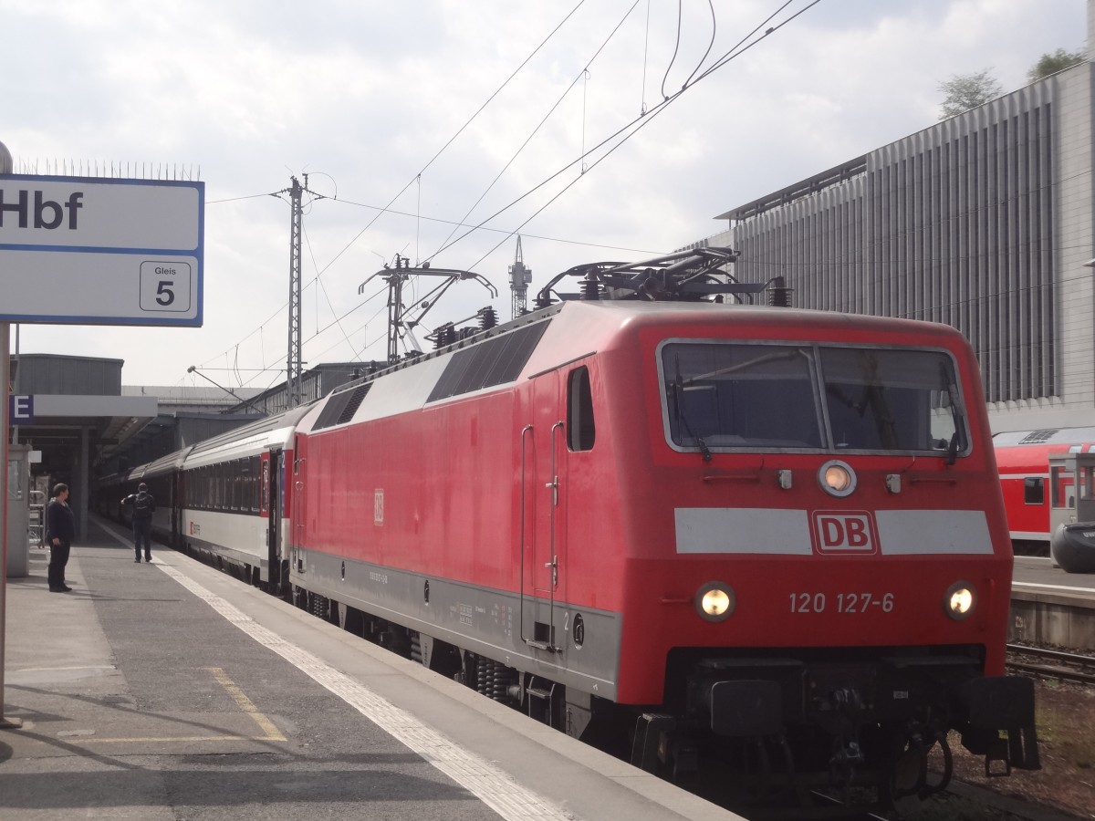 120 127 wartet mit einem Zrich-EC auf die Abfahrt in Stuttgart. April 2014.