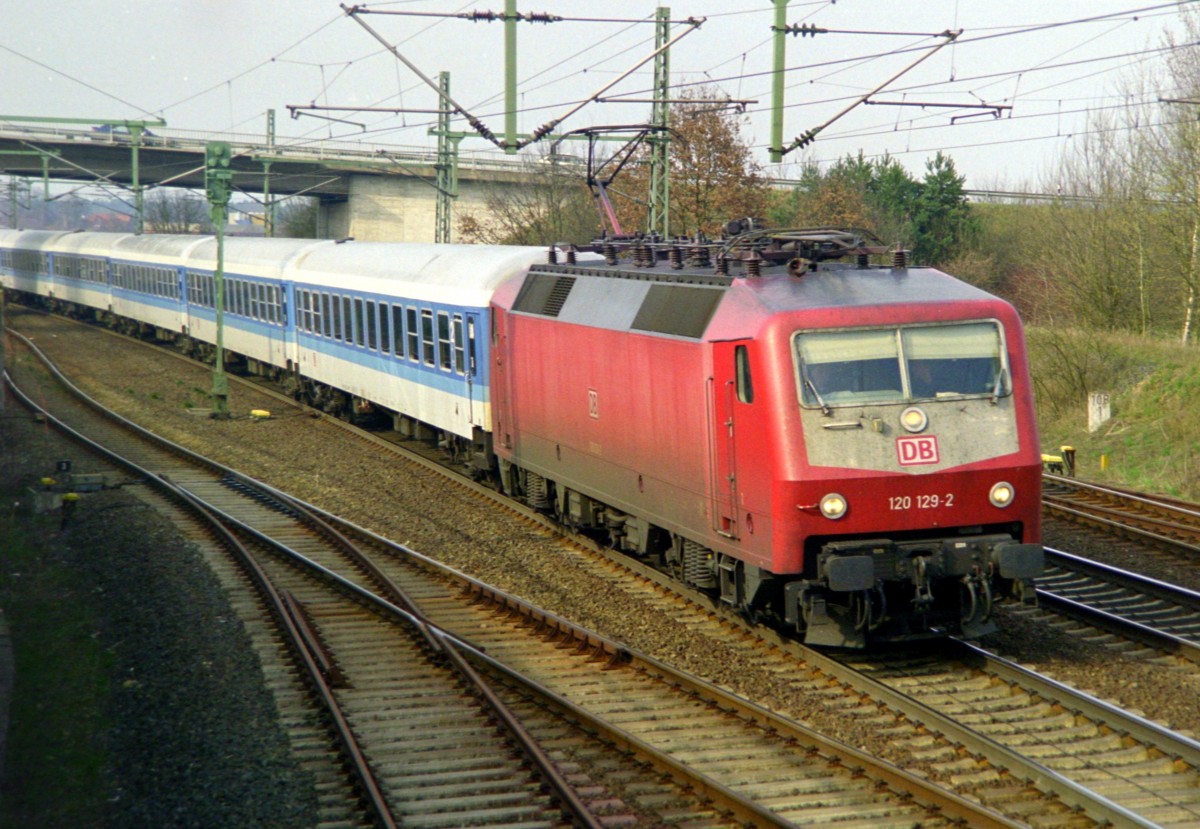 120 129 mit IR 2087  Flensburger Frde  (Flensburg–Gttingen) am 31.03.1999 in Bad Bevensen