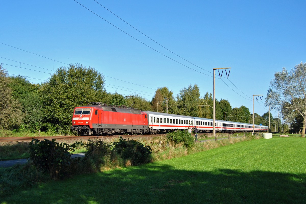 120 130-0 fuhr am 27.09.2014 mit dem IC 134 von Norddeich Mole nach Luxemburg, hier in Eisinghausen bei Leer.