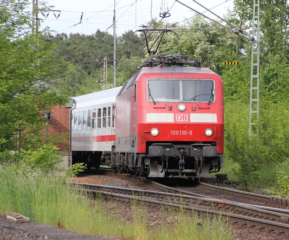 120 130-0 mit einem IC aus Richtung Osten kommend zur Weiterfahrt Richtung Kassel. Aufgenommen am 02.06.2013 in Eichenberg.