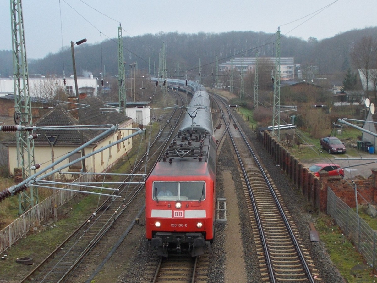 120 130 durfte den IC 2212,am 17.Dezember 2014,von Binz nach Stuttgart bringen.Aufnahme bei der Einfahrt in Bergen/Rügen von der Fussgängerbrücke aus.