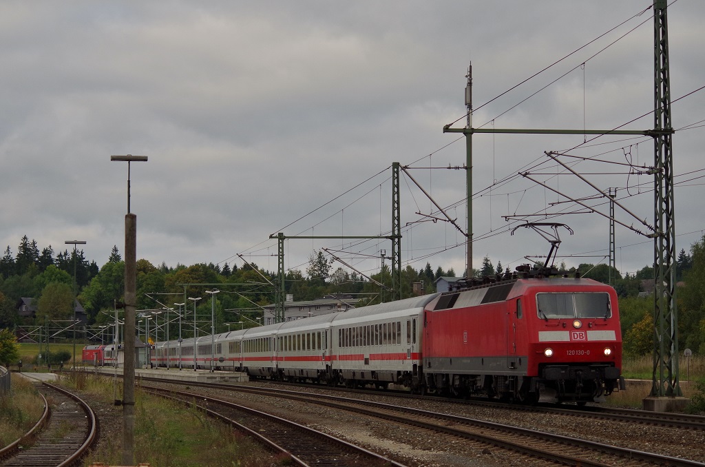 120 130 mit IC 2207 und 101 008 am Zugschluss am 22.09.2013 in Steinbach am Wald. 