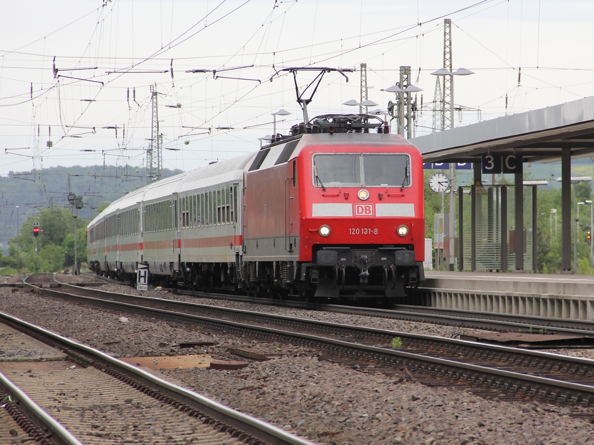 120 131-8 mit einem Umleiter IC aus Richtung Gttingen kommend, zur Weiterfahrt Richtung Kassel. Aufgenommen am 02.06.2013 in Eichenberg.