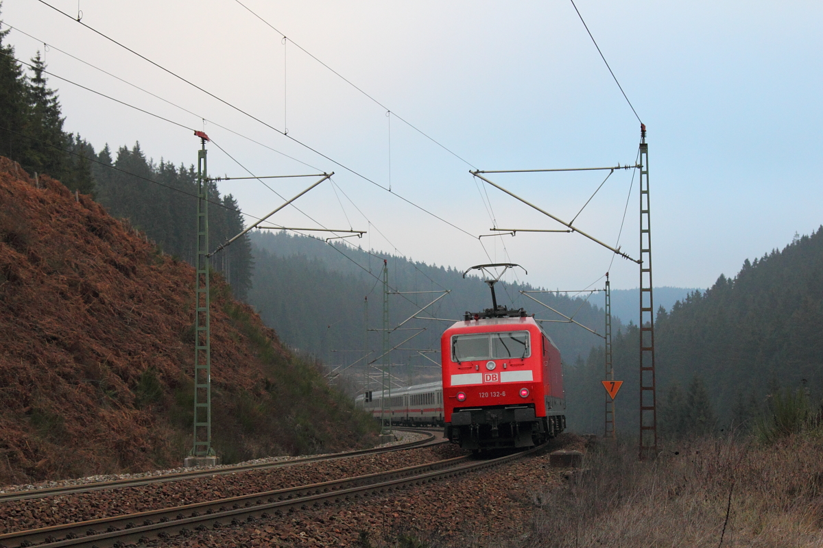 120 132-6 DB bei Steinbach im Frankenwald am 16.12.2016.