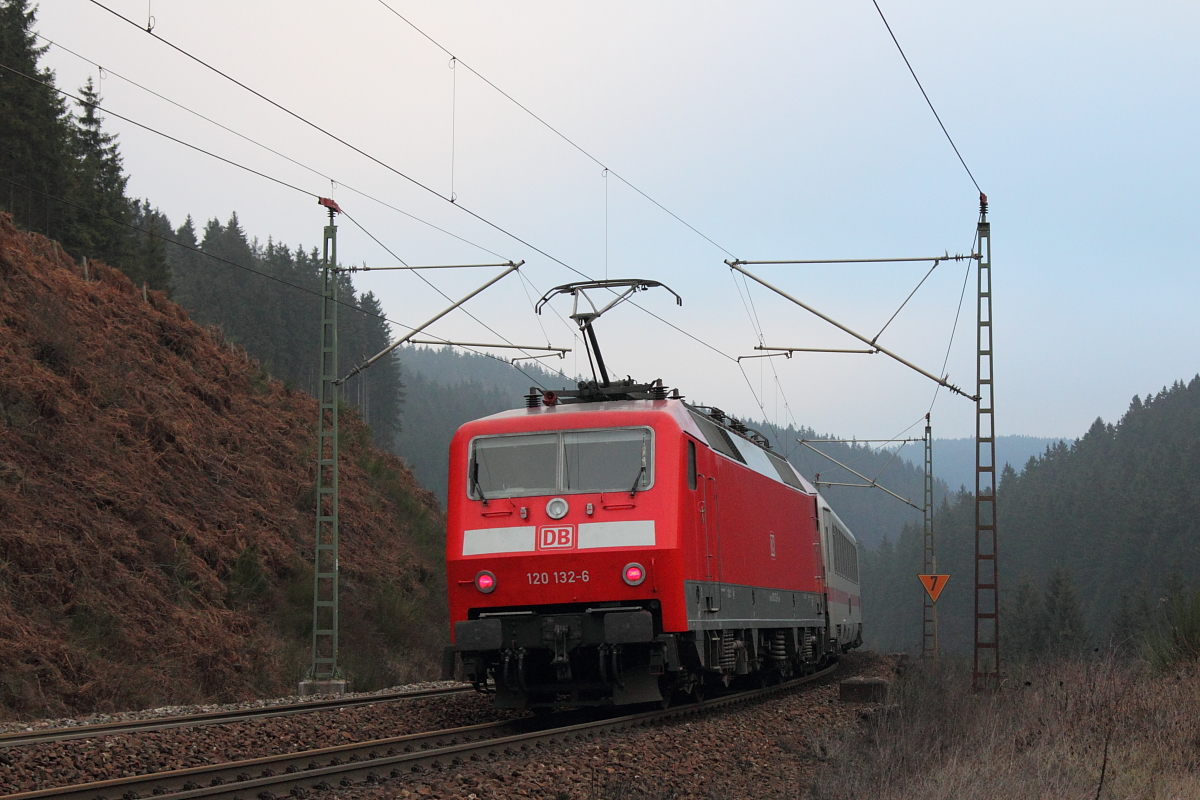 120 132-6 DB bei Steinbach im Frankenwald am 16.12.2016.