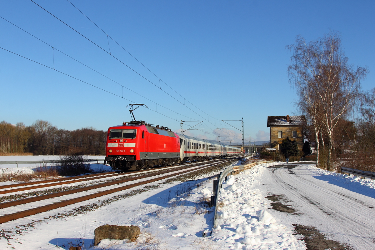 120 132-6 DB mit dem IC 2355 bei Oberlangenstadt am 06.01.2017.