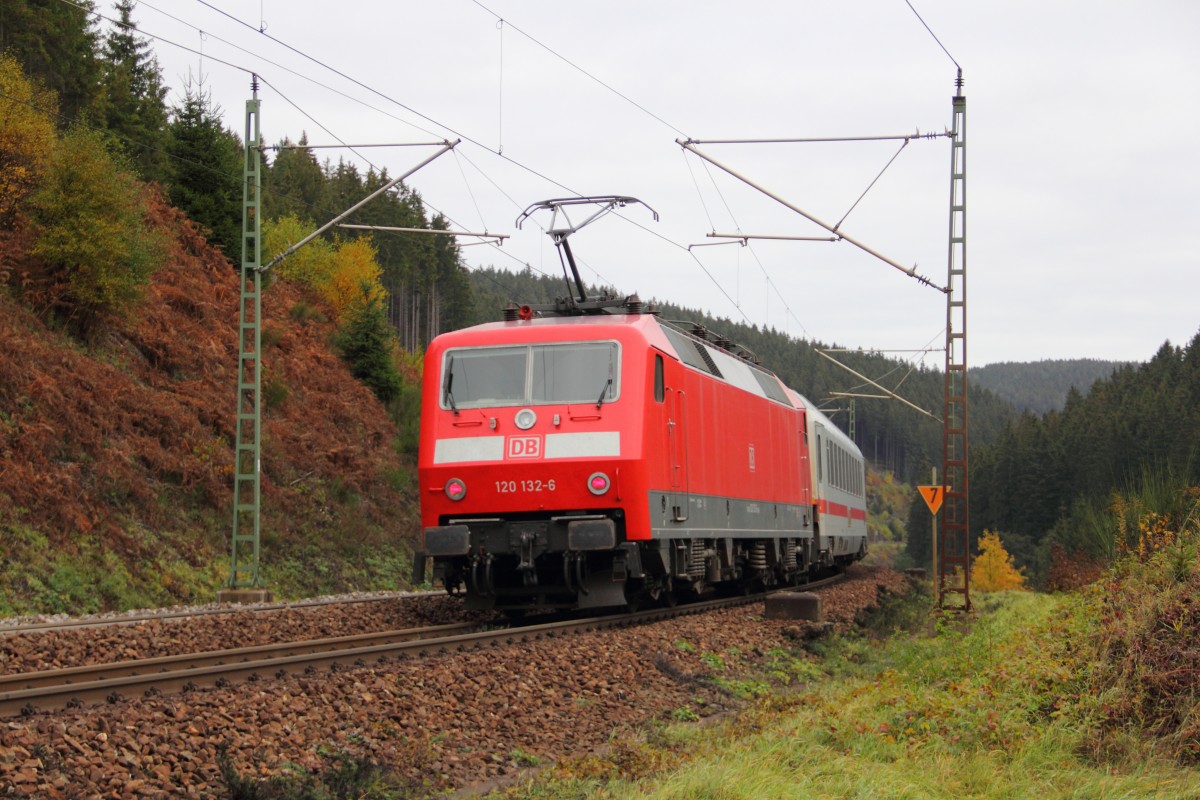 120 132-6 DB schiebt den IC 2300 über die Frankenwaldrampe bei Steinbach am 23.10.2015. 