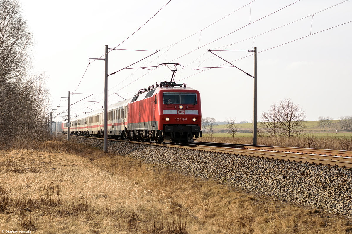 120 132-6 mit dem IC 2896 für ICE 374 von Basel SBB nach Berlin Ostbahnhof in Nennhausen. Hinten schob die 120 115-1. 05.03.2018