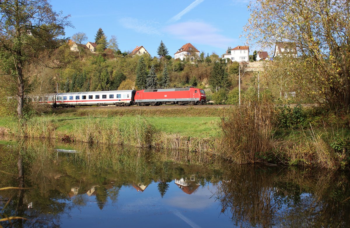 120 132-6 mit IC 2300 zu sehen am 21.10.17 in Kahla.
