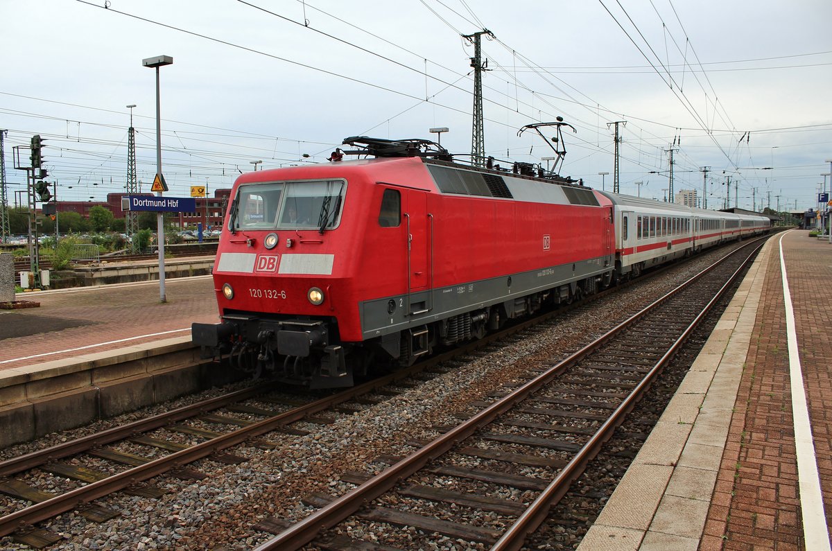 120 132-6 verlässt am 18.8.2017 mit dem IC1927 von Dortmund Hauptbahnhof nach Aachen Hauptbahnhof den Dortmunder Hauptbahnhof.