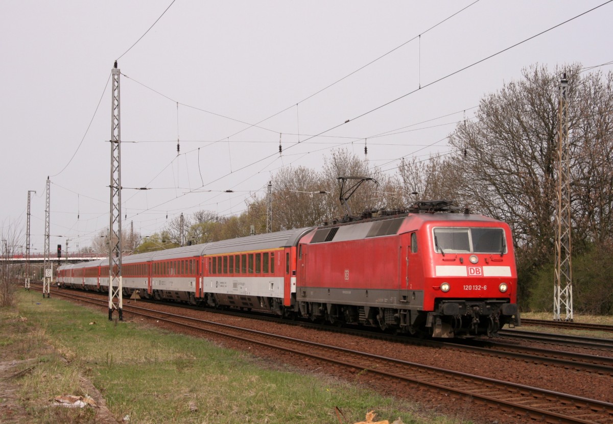 120 132 mit EC 177 (Berlin Gesundbrunnen–Wien Praterstern) am 11.04.2011 in Baruth (Mark)