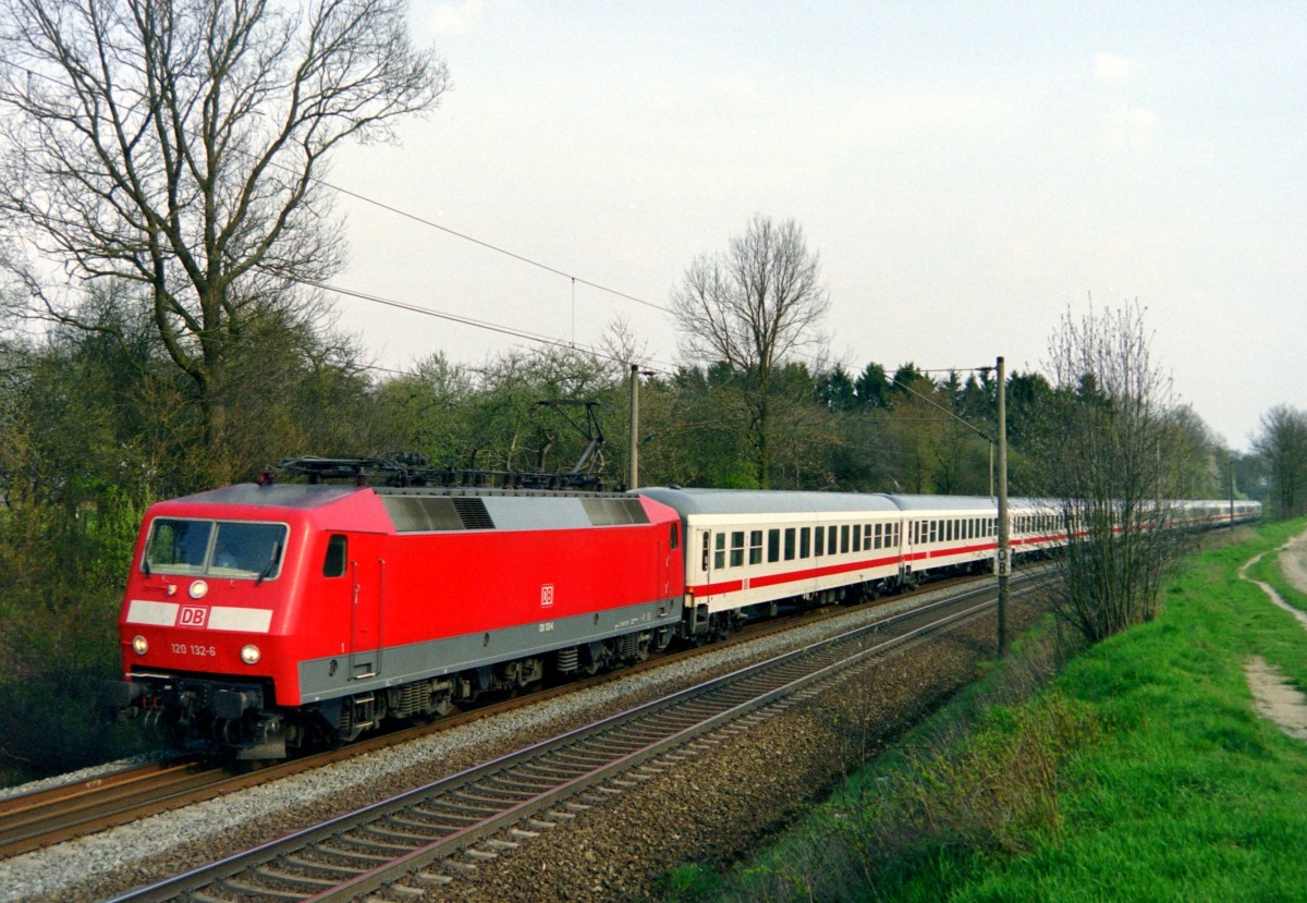 120 132 mit IC 2405 (Hamburg–Kln–Frankfurt) am 17.04.2004 zwischen Jesteburg und Buchholz (Nordheide)