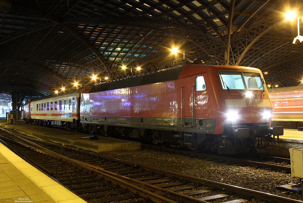 120 132 mit Pbz2471 in Köln Hbf am 28.09.2019