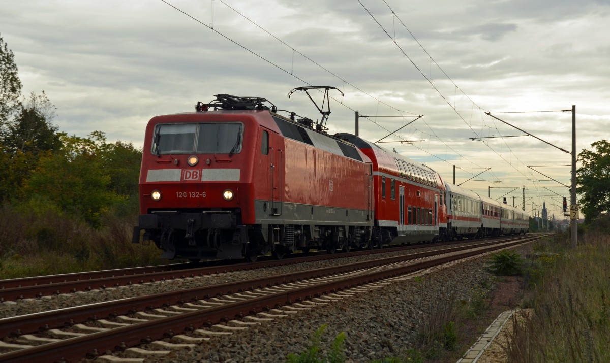120 132 oblag am 09.10.14 die Bespannung des PbZ 2466 von Leipzig nach Berlin. Mit einem bunten Wagenpark rollte sie durch Greppin Richtung Dessau.