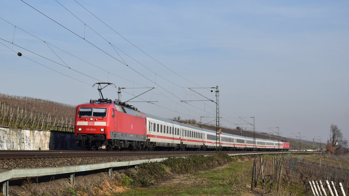 120 132 zieht den IC2026 nach Hamburg Altona, der wegen Bauarbeiten über die Rechte Rheinstrecke umgeleitet wird, entlang der Hattenheimer Weinhänge. Aufgenommen am 17.2.2019 14:21