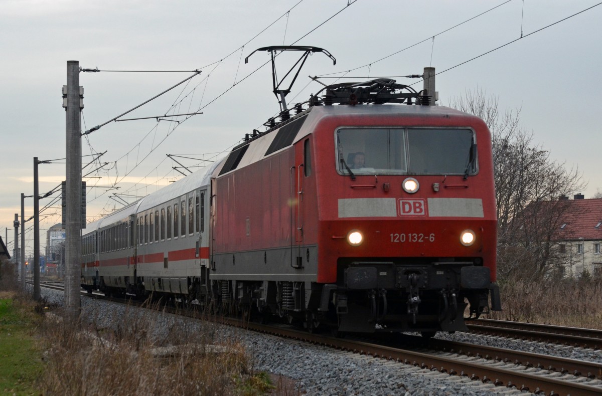 120 132 zog am 19.12.13 den recht überschaubaren PbZ 2467 Berlin-Leipzig durch Greppin Richtung Bitterfeld.