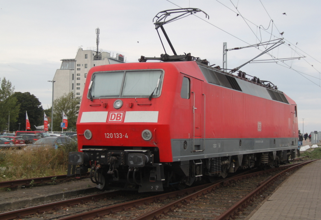 120 133-4 beim Rangieren im Bahnhof Warnem�nde sp�ter ging es nach Leipzig zur�ck.19.09.2015 im Hintergrund ist die Rostocker Wohnfirma Wiro in das ehemalige Diestgeb�ude von Scandlines eingezogen.
